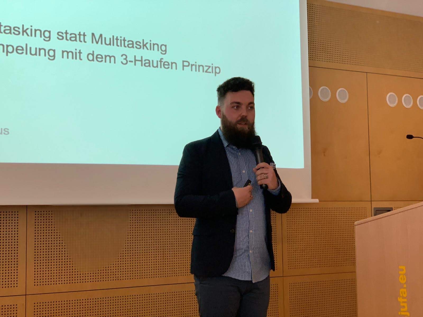 Merlin Mechler bei einem Vortrag vor Publikum